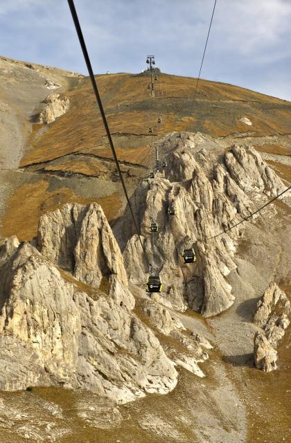 (261030) -- CHERKESSK, Oct. 30, 2026 (Xinhua) -- Tourists prepare to take cable cars for sightseeing in the Arkhyz resort area in the Karachay-Cherkessia Republic, Russia, Oct. 29, 2026. Arkhyz is a mountain village and a well-known tourist resort at the foot of the Greater Caucasus Mountains in the Karachay-Cherkessia Republic in southern Russia. (Xinhua/Huang He)