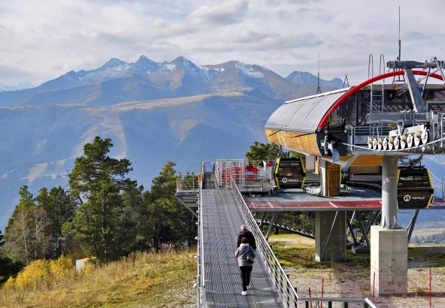 (261030) -- CHERKESSK, Oct. 30, 2026 (Xinhua) -- Tourists prepare to take a cable car for sightseeing in the Arkhyz resort area in the Karachay-Cherkessia Republic, Russia, Oct. 29, 2026. Arkhyz is a mountain village and a well-known tourist resort at the foot of the Greater Caucasus Mountains in the Karachay-Cherkessia Republic in southern Russia. (Xinhua/Huang He)