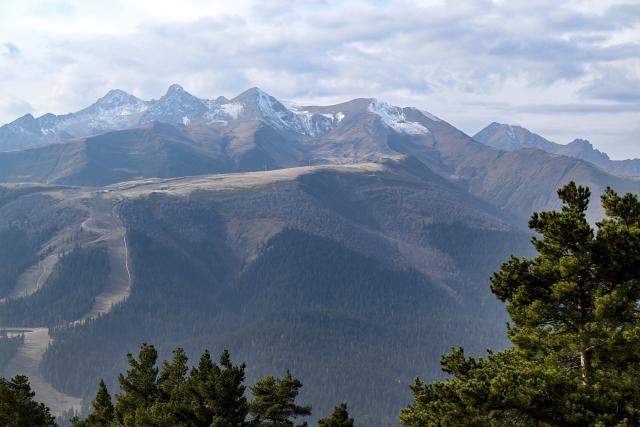 (261030) -- CHERKESSK, Oct. 30, 2026 (Xinhua) -- A view of the Greater Caucasus Mountains is seen from the Arkhyz resort area in the Karachay-Cherkessia Republic, Russia, Oct. 29, 2026. Arkhyz is a mountain village and a well-known tourist resort at the foot of the Greater Caucasus Mountains in the Karachay-Cherkessia Republic in southern Russia. (Xinhua/Feng Kaihua)