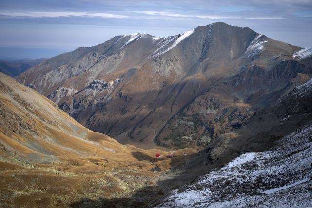 (261030) -- CHERKESSK, Oct. 30, 2026 (Xinhua) -- A view of the Greater Caucasus Mountains is seen from the Arkhyz resort area in the Karachay-Cherkessia Republic, Russia, Oct. 29, 2026. Arkhyz is a mountain village and a well-known tourist resort at the foot of the Greater Caucasus Mountains in the Karachay-Cherkessia Republic in southern Russia. (Xinhua/Feng Kaihua)