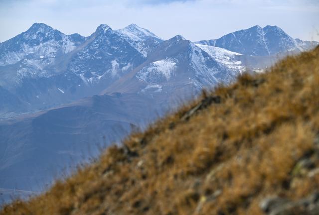 (261030) -- CHERKESSK, Oct. 30, 2026 (Xinhua) -- A view of the Greater Caucasus Mountains is seen from the Arkhyz resort area in the Karachay-Cherkessia Republic, Russia, Oct. 29, 2026. Arkhyz is a mountain village and a well-known tourist resort at the foot of the Greater Caucasus Mountains in the Karachay-Cherkessia Republic in southern Russia. (Xinhua/Feng Kaihua)