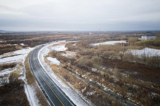 (261030) -- FUYUAN, Oct. 30, 2026 (Xinhua) -- An aerial drone photo shows vehicles going on a trial driving on the road leading to the Heixiazi Island Road Port, Oct. 30, 2026. A completion ceremony for the construction of the Heixiazi Island Road Passenger Port was held in Fuyuan City on Friday. 
  The Heixiazi Island Road Port will provide efficient round-the-clock customs clearance, effectively easing the clearance pressure on the Fuyuan Port, and deepening economic and trade cooperation and cultural exchanges between China and Russia. (Xinhua/Zhang Tao)