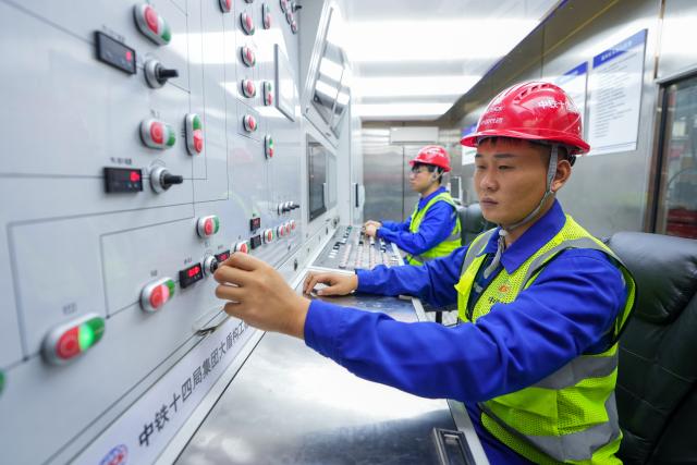 (261030) -- NANJING, Oct. 30, 2026 (Xinhua) -- Constructors work at the construction site of the Taihu Lake tunnel section of the Wuxi-Yixing S2 Line in east China's Jiangsu Province, Oct. 29, 2026. The shield-driven excavation work on the Taihu Lake tunnel section of the Wuxi-Yixing S2 Line officially began in Wuxi on Thursday.
   The 61.48-kilometer-long Wuxi-Yixing S2 Line is designed for a speed of 160 kilometers per hour and will feature nine stations, with a 21.6-kilometer-long tunnel beneath Taihu Lake. (Xinhua/Li Bo)