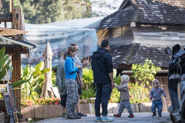 (261030) -- PU'ER, Oct. 30, 2026 (Xinhua) -- Foreign tourists visit Nuogan Village of Lancang Lahu Autonomous County, Pu'er City of southwest China's Yunnan Province, Oct. 30, 2026. (Xinhua/Wang Guansen)
