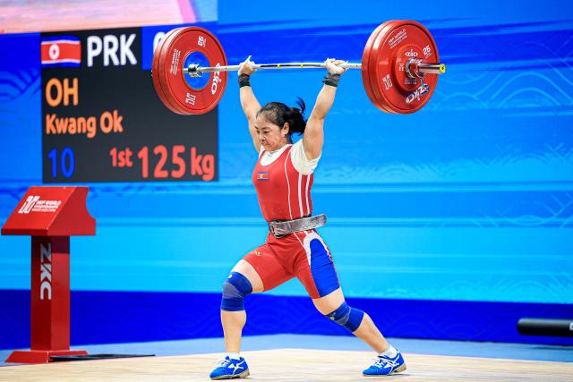 (261030) -- NINGBO, Oct. 30, 2026 (Xinhua) -- Oh Kwang Ok of the Democratic People's Republic of Korea (DPRK) competes during the women's 57kg clean and jerk event at the 2026 IWF World Championships in Ningbo, east China's Zhejiang Province, Oct. 30, 2026. (Xinhua/Jiang Han)