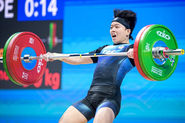 (261030) -- NINGBO, Oct. 30, 2026 (Xinhua) -- Chen Guan-Ling of Chinese Taipei competes during the women's 57kg snatch event at the 2026 IWF World Championships in Ningbo, east China's Zhejiang Province, Oct. 30, 2026. (Xinhua/Jiang Han)