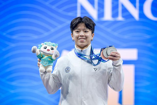 (261030) -- NINGBO, Oct. 30, 2026 (Xinhua) -- Total silver medalist Chen Guan-Ling of Chinese Taipei poses for photos during the awarding ceremony of women's 57kg at the 2026 IWF World Championships in Ningbo, east China's Zhejiang Province, Oct. 30, 2026. (Xinhua/Jiang Han)