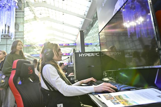 (261030) -- MOSCOW, Oct. 30, 2026 (Xinhua) -- A visitor plays a game during the 2nd Moscow International Game Week in Moscow, Russia, Oct. 30, 2026. The event kicked off here on Thursday and will run until Nov. 1. (Photo by Alexander Zemlianichenko Jr/Xinhua)