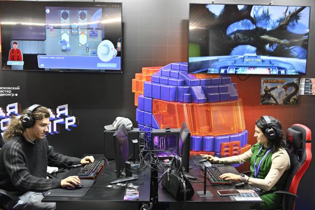(261030) -- MOSCOW, Oct. 30, 2026 (Xinhua) -- Visitors play games during the 2nd Moscow International Game Week in Moscow, Russia, Oct. 30, 2026. The event kicked off here on Thursday and will run until Nov. 1. (Photo by Alexander Zemlianichenko Jr/Xinhua)