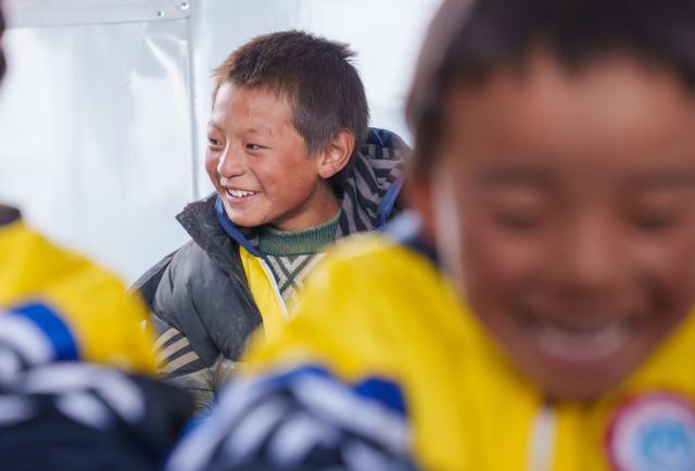 (261030) -- BAQEN, Oct. 30, 2026 (Xinhua) -- Children attend a handicraft class at a makeshift kindergarten at a resettlement site of a quake-hit village in Maru Township of Baqen County, Nagqu City, southwest China's Xizang Autonomous Region, on Oct. 30, 2026. A makeshift kindergarten opened recently at a resettlement site here. Inside the comprehensively disinfected and carefully decorated facility, teachers are helping children from quake-hit villages adapt as soon as possible to learning and daily life at the resettlement site. (Xinhua/Tenzin Nyida)