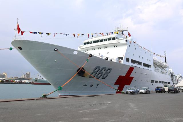 (261030) -- ACCRA, Oct. 30, 2026 (Xinhua) -- The Chinese People's Liberation Army Navy hospital ship Auspicious Ark is berthed in Tema, Ghana, Oct. 27, 2026. TO GO WITH "Feature: Chinese hospital ship brings relief to Ghanaians" (Photo by Seth/Xinhua)