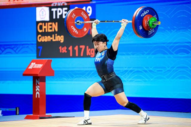 (261030) -- NINGBO, Oct. 30, 2026 (Xinhua) -- Chen Guan-Ling of Chinese Taipei competes during the women's 57kg clean and jerk event at the 2026 IWF World Championships in Ningbo, east China's Zhejiang Province, Oct. 30, 2026. (Xinhua/Jiang Han)