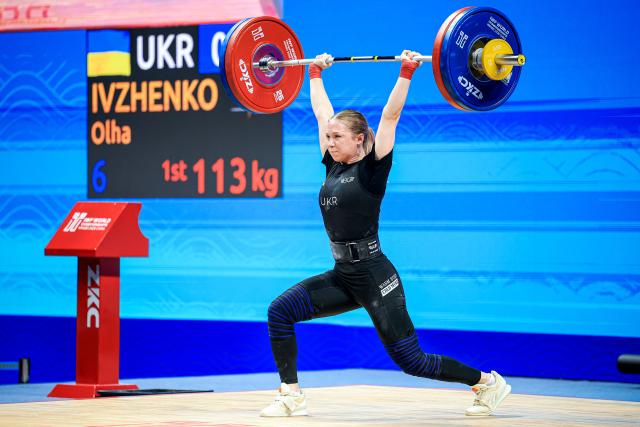 (261030) -- NINGBO, Oct. 30, 2026 (Xinhua) -- Olha Ivzhenko of Ukraine competes during the women's 57kg clean and jerk event at the 2026 IWF World Championships in Ningbo, east China's Zhejiang Province, Oct. 30, 2026. (Xinhua/Jiang Han)