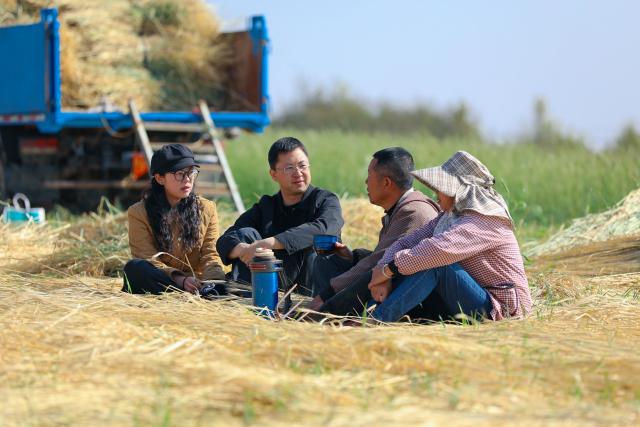 (261030) -- BEIJING, Oct. 30, 2026 (Xinhua) -- Discipline inspection and supervision officers communicate with local villagers in Zhongba Village of Luliang County in Qujing City, southwest China's Yunnan Province, Feb. 24, 2026. (Photo by Wang Yong/Xinhua)