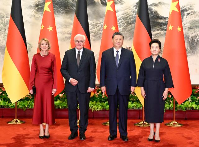 (261030) -- BEIJING, Oct. 30, 2026 (Xinhua) -- Chinese President Xi Jinping and his wife Peng Liyuan pose for a group photo with German President Frank-Walter Steinmeier and his wife Elke Budenbender prior to the talks between Xi and Steinmeier at the Great Hall of the People in Beijing, capital of China, Oct. 30, 2026. Xi held talks with Steinmeier, who is on a state visit to China, in Beijing on Friday. (Xinhua/Shen Hong)
