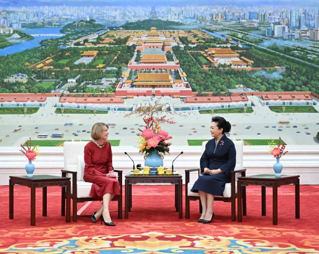 (261030) -- BEIJING, Oct. 30, 2026 (Xinhua) -- Peng Liyuan, wife of Chinese President Xi Jinping, chats over tea with Elke Budenbender, wife of German President Frank-Walter Steinmeier, in Beijing, capital of China, Oct. 30, 2026. Budenbender is accompanying her husband who is on a state visit to China. (Xinhua/Li Xiang)