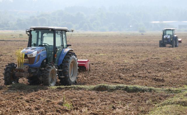 (261030) -- DONGYUAN, Oct. 30, 2026 (Xinhua) -- Unmanned agricultural machines plow the field along preset routes on an intelligent farm in Liucheng Town of Dongyuan County, south China's Guangdong Province, Oct. 30, 2026.
  A group of unmanned agricultural machinery developed by a Chinese research team from the country's South China Agricultural University conducted live field demonstrations here on Friday, showcasing a new model for modern smart agriculture. (Xinhua/Deng Hua)