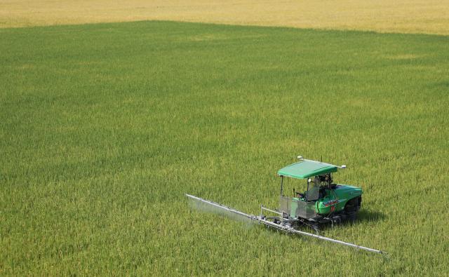 (261030) -- DONGYUAN, Oct. 30, 2026 (Xinhua) -- An unmanned spraying machine works in fields on an intelligent farm in Liucheng Town of Dongyuan County, south China's Guangdong Province, Oct. 30, 2026.
  A group of unmanned agricultural machinery developed by a Chinese research team from the country's South China Agricultural University conducted live field demonstrations here on Friday, showcasing a new model for modern smart agriculture. (Xinhua/Deng Hua)