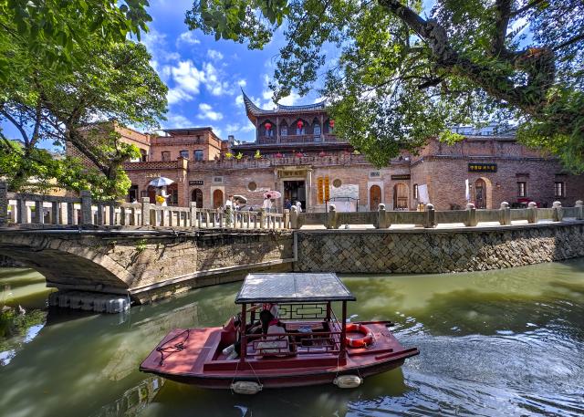 (261030) -- FUZHOU, Oct. 30, 2026 (Xinhua) -- Tourists take a boat to enjoy the scenery at the Shangxiahang traditional block in Fuzhou, southeast China's Fujian Province, Oct. 23, 2026. Fuzhou, located on the coast of the East China Sea and the banks of the Minjiang River, is a renowned historical city with a history of over 2,200 years. Relying on its natural endowments and cultural heritage, Fuzhou has coordinated urban renewal, ecological governance, cultural heritage preservation and other aspects to promote high-quality and sustainable urban development. (Xinhua/Wei Peiquan)
