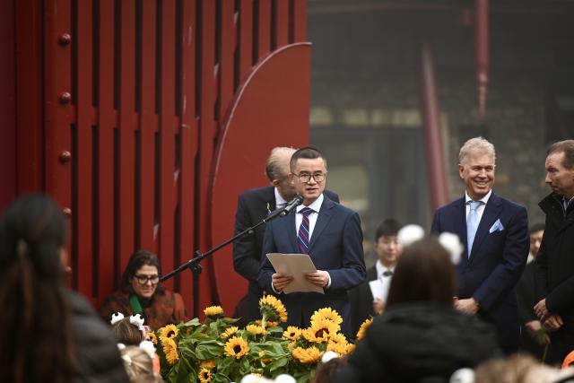 (261030) -- RHENEN, Oct. 30, 2026 (Xinhua) -- Zhang Yi, charge d'affaires ad interim at the Chinese Embassy in the Netherlands, delivers a speech during a farewell ceremony for giant panda Lang Yue in Rhenen, the Netherlands, Oct. 30, 2026. TO GO WITH "Feature: 'One day, I want to visit her in China' -- Dutch visitors see off giant panda Lang Yue" (Xinhua/Lyu You)