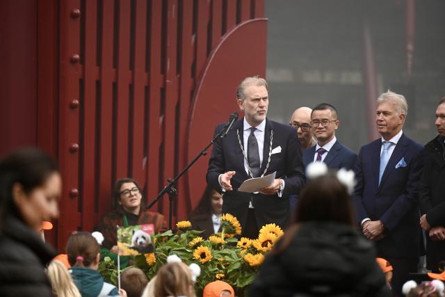 (261030) -- RHENEN, Oct. 30, 2026 (Xinhua) -- Rhenen Mayor Geran Kaai delivers a speech during a farewell ceremony for giant panda Lang Yue in Rhenen, the Netherlands, Oct. 30, 2026. TO GO WITH "Feature: 'One day, I want to visit her in China' -- Dutch visitors see off giant panda Lang Yue" (Xinhua/Lyu You)