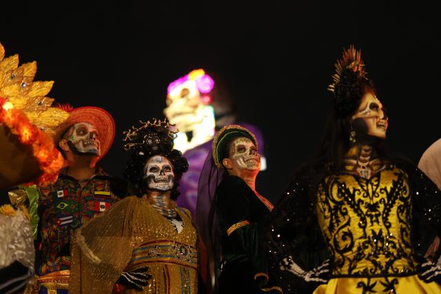 (261030) -- MEXICO CITY, Oct. 30, 2026 (Xinhua) -- People view the Day of the Dead offering at Zocalo Square in Mexico City, capital of Mexico, Oct. 29, 2026. (Xinhua/Alejandro Medina)