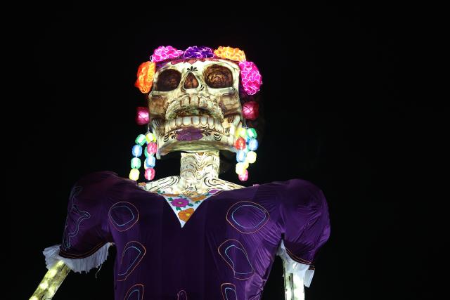 (261030) -- MEXICO CITY, Oct. 30, 2026 (Xinhua) -- A Catrina sculpture is seen at the Day of the Dead offering at Zocalo Square in Mexico City, capital of Mexico, Oct. 29, 2026. (Xinhua/Alejandro Medina)