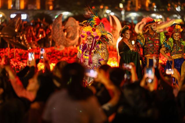 (261030) -- MEXICO CITY, Oct. 30, 2026 (Xinhua) -- People view the Day of the Dead offering at Zocalo Square in Mexico City, capital of Mexico, Oct. 29, 2026. (Xinhua/Alejandro Medina)