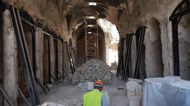 (261030) -- ALEPPO, Oct. 30, 2026 (Xinhua) -- A worker conducts restoration work inside one of the historic markets in the Old City of Aleppo, northern Syria, July 20, 2026. TO GO WITH "Feature: Stones, craft and commerce -- reviving Aleppo's ancient souks" (Photo by Monsef Memari/Xinhua)