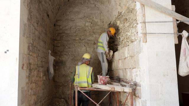 (261030) -- ALEPPO, Oct. 30, 2026 (Xinhua) -- Workers conduct restoration work inside one of the historic markets in the Old City of Aleppo, northern Syria, July 20, 2026. TO GO WITH "Feature: Stones, craft and commerce -- reviving Aleppo's ancient souks" (Photo by Monsef Memari/Xinhua)