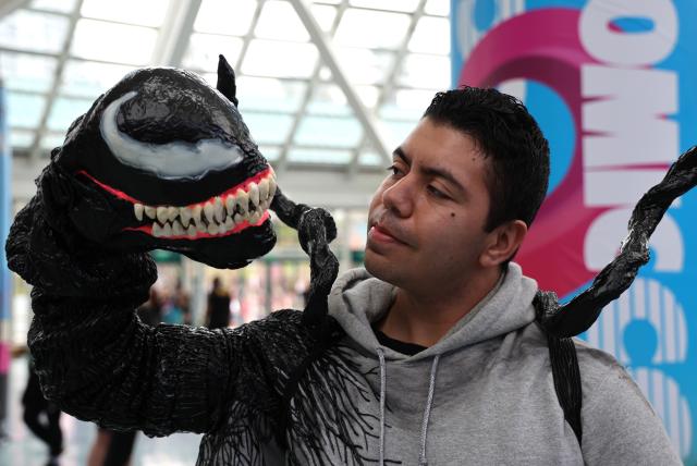 (261031) -- LOS ANGELES, Oct. 31, 2026 (Xinhua) -- A fan dressed up as a comic and animation character poses for photos during the Los Angeles Comic Con in Los Angeles, the United States, Oct. 30, 2026. The three-day Los Angeles Comic Con, Los Angeles's largest event for comics, gaming, sci-fi, anime and pop culture, kicked off on Friday. The show features more than 1,000 artists, vendors and exhibitors. (Photo by Zeng Hui/Xinhua)