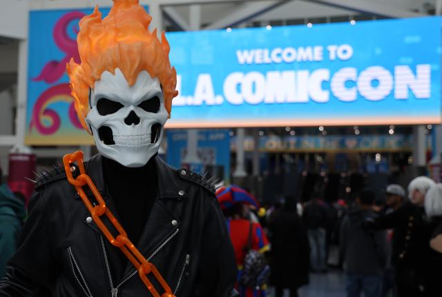 (261031) -- LOS ANGELES, Oct. 31, 2026 (Xinhua) -- A fan dressed up as a comic and animation character poses for photos during the Los Angeles Comic Con in Los Angeles, the United States, Oct. 30, 2026. The three-day Los Angeles Comic Con, Los Angeles's largest event for comics, gaming, sci-fi, anime and pop culture, kicked off on Friday. The show features more than 1,000 artists, vendors and exhibitors. (Photo by Zeng Hui/Xinhua)