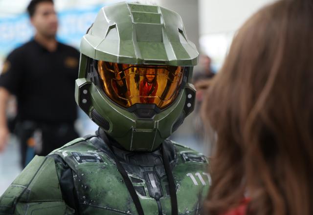 (261031) -- LOS ANGELES, Oct. 31, 2026 (Xinhua) -- A fan dressed up as a comic and animation character poses for photos during the Los Angeles Comic Con in Los Angeles, the United States, Oct. 30, 2026. The three-day Los Angeles Comic Con, Los Angeles's largest event for comics, gaming, sci-fi, anime and pop culture, kicked off on Friday. The show features more than 1,000 artists, vendors and exhibitors. (Photo by Zeng Hui/Xinhua)
