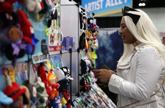 (261031) -- LOS ANGELES, Oct. 31, 2026 (Xinhua) -- A fan dressed up as a comic and animation character is pictured at the Los Angeles Comic Con in Los Angeles, the United States, Oct. 30, 2026. The three-day Los Angeles Comic Con, Los Angeles's largest event for comics, gaming, sci-fi, anime and pop culture, kicked off on Friday. The show features more than 1,000 artists, vendors and exhibitors. (Photo by Zeng Hui/Xinhua)