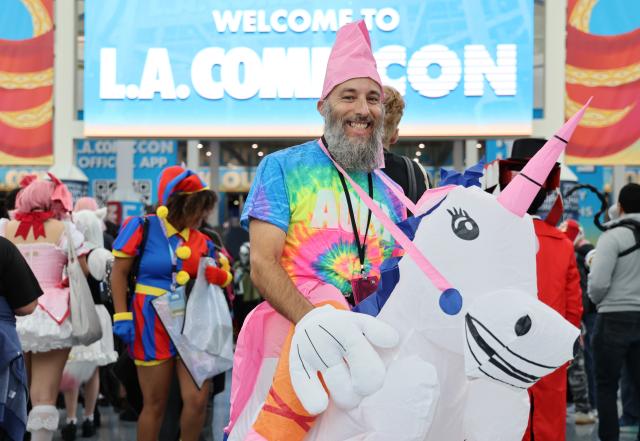(261031) -- LOS ANGELES, Oct. 31, 2026 (Xinhua) -- A fan dressed up as a comic and animation character poses for photos during the Los Angeles Comic Con in Los Angeles, the United States, Oct. 30, 2026. The three-day Los Angeles Comic Con, Los Angeles's largest event for comics, gaming, sci-fi, anime and pop culture, kicked off on Friday. The show features more than 1,000 artists, vendors and exhibitors. (Photo by Zeng Hui/Xinhua)