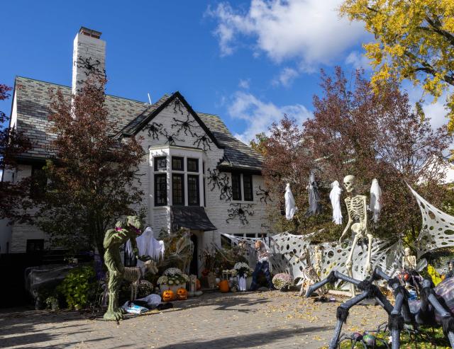 (261031) -- TORONTO, Oct. 31, 2026 (Xinhua) -- Halloween decorations are displayed in front of a house in Toronto, Canada, on Oct. 30, 2026. (Photo by Zou Zheng/Xinhua)
