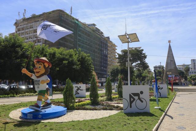 (261031) -- DAKAR, Oct. 31, 2026 (Xinhua) -- This photo taken on Oct. 30, 2026 shows a statue of the Youth Olympic Games official mascot Ayo at the Place de l'Independance ahead of the Dakar 2026 Youth Olympic Games in Dakar, Senegal. (Xinhua/Chen Wei)