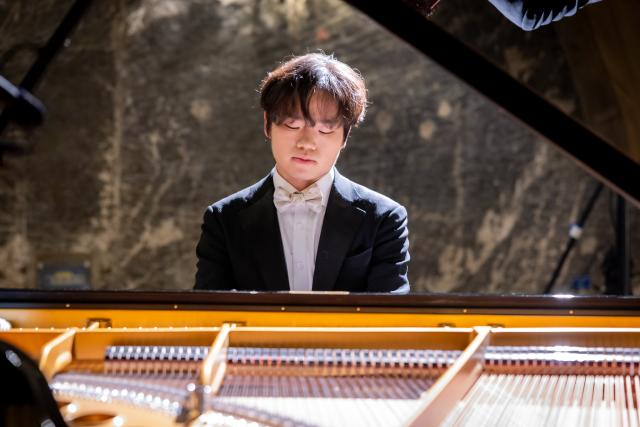 (261031) -- WIELICZKA, Oct. 31, 2026 (Xinhua) -- Chinese pianist Rao Hao performs works by Chopin at the Wieliczka Salt Mine in Wieliczka, Poland, Oct. 27, 2026. TO GO WITH "Feature: Chinese pianist performs Chopin underground in Polish salt mine" (Wieliczka Salt Mine/Handout via Xinhua)