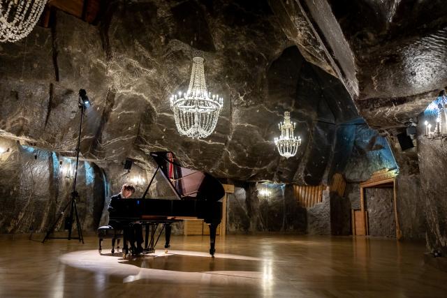 (261031) -- WIELICZKA, Oct. 31, 2026 (Xinhua) -- Chinese pianist Rao Hao performs works by Chopin at the Wieliczka Salt Mine in Wieliczka, Poland, Oct. 27, 2026. TO GO WITH "Feature: Chinese pianist performs Chopin underground in Polish salt mine" (Wieliczka Salt Mine/Handout via Xinhua)