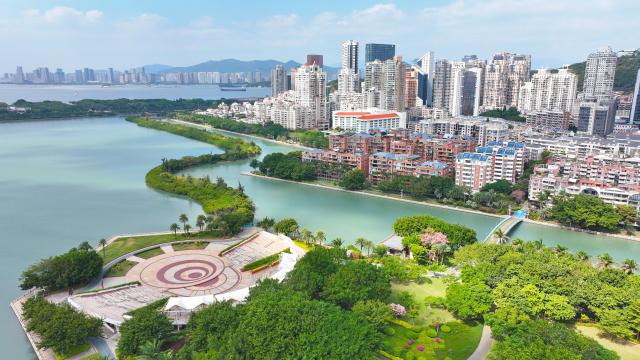 (261031) -- XIAMEN, Oct. 31, 2026 (Xinhua) -- A drone photo taken on Oct. 28, 2026 shows a view of Bailuzhou Park in Xiamen, southeast China's Fujian Province. For years, Xiamen has continued to promote ecological development by stepping up efforts to build "beautiful bays," protect tidal flats and wetlands, and restore coastal ecosystems. (Xinhua/Lin Shanchuan)