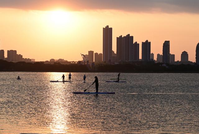 (261031) -- XIAMEN, Oct. 31, 2026 (Xinhua) -- People exercise at a water sports center at Xinglin bay of Xiamen, southeast China's Fujian Province, Oct. 28, 2026. For years, Xiamen has continued to promote ecological development by stepping up efforts to build "beautiful bays," protect tidal flats and wetlands, and restore coastal ecosystems. (Xinhua/Lin Shanchuan)