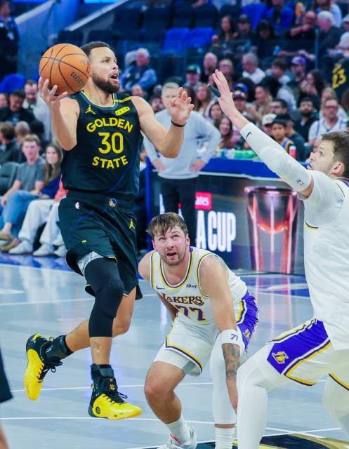 (261031) -- SAN FRANCISCO, Oct. 31, 2026 (Xinhua) -- Stephen Curry (L) of Golden State Warriors goes for a layup during the 2026-2027 NBA Cup group match between Golden State Warriors and Los Angeles Lakers in San Francisco, the United States, Oct. 30, 2026. (Photo by Arthur Dong/Xinhua)