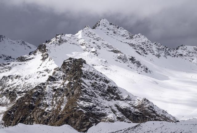 (261031) -- NALCHIK, Oct. 31, 2026 (Xinhua) -- This photo taken on Oct. 30, 2026 shows mountains near the Mount Elbrus in Russia's Kabardino-Balkaria Republic. Mount Elbrus is the highest peak in Europe. (Xinhua/Feng Kaihua)