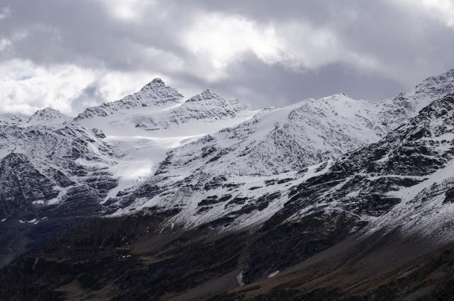 (261031) -- NALCHIK, Oct. 31, 2026 (Xinhua) -- This photo taken on Oct. 30, 2026 shows mountains near the Mount Elbrus in Russia's Kabardino-Balkaria Republic. Mount Elbrus is the highest peak in Europe. (Xinhua/Feng Kaihua)