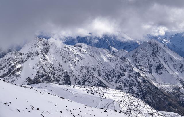 (261031) -- NALCHIK, Oct. 31, 2026 (Xinhua) -- This photo taken on Oct. 30, 2026 shows mountains near the Mount Elbrus in Russia's Kabardino-Balkaria Republic. Mount Elbrus is the highest peak in Europe. (Xinhua/Feng Kaihua)
