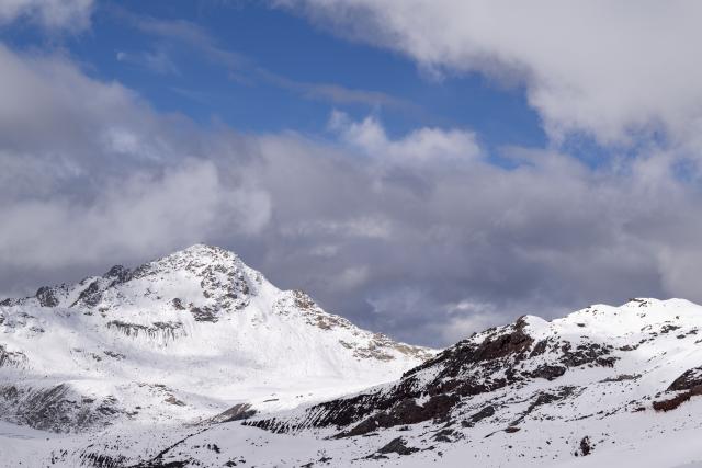 (261031) -- NALCHIK, Oct. 31, 2026 (Xinhua) -- This photo taken on Oct. 30, 2026 shows mountains near the Mount Elbrus in Russia's Kabardino-Balkaria Republic. Mount Elbrus is the highest peak in Europe. (Xinhua/Feng Kaihua)