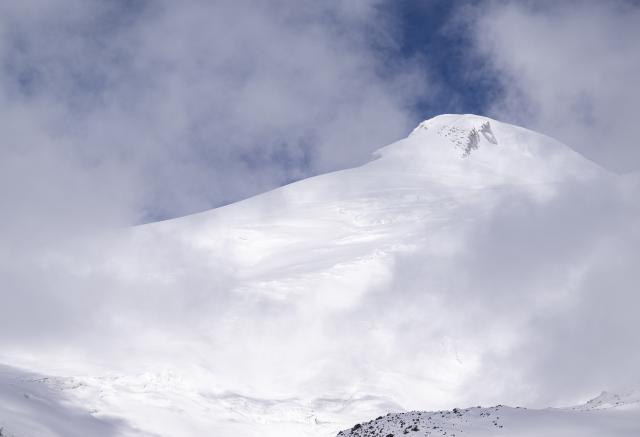 (261031) -- NALCHIK, Oct. 31, 2026 (Xinhua) -- This photo taken on Oct. 30, 2026 shows a view of Mount Elbrus in Russia's Kabardino-Balkaria Republic. Mount Elbrus is the highest peak in Europe. (Xinhua/Feng Kaihua)