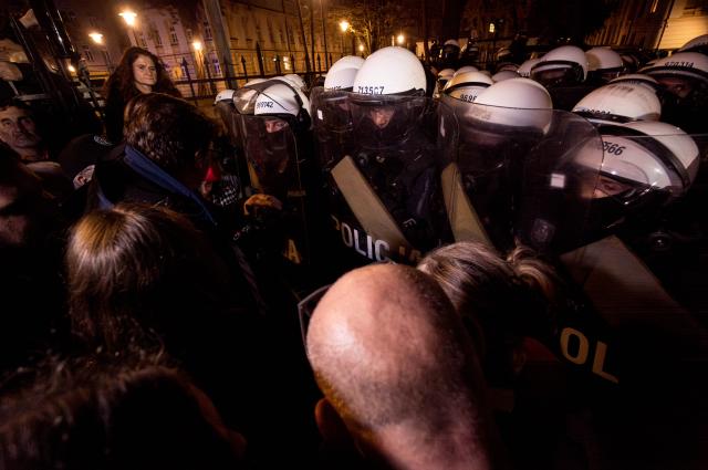 (261031) -- WARSAW, Oct. 31, 2026 (Xinhua) -- Police confront protesters outside Poland's Constitutional Tribunal in Warsaw, Poland, Oct. 30, 2026. Protesters clashed with police outside Poland's Constitutional Tribunal in Warsaw on Friday night after the court's president was suspended amid an escalating dispute between Prime Minister Donald Tusk's government and the opposition over control of the judiciary. (Photo by Neil Milton/Xinhua)