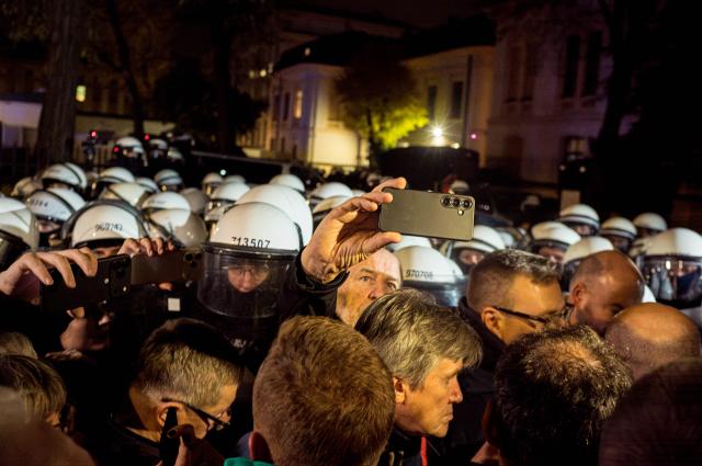 (261031) -- WARSAW, Oct. 31, 2026 (Xinhua) -- Police stand guard outside Poland's Constitutional Tribunal in Warsaw, Poland, Oct. 30, 2026. Protesters clashed with police outside Poland's Constitutional Tribunal in Warsaw on Friday night after the court's president was suspended amid an escalating dispute between Prime Minister Donald Tusk's government and the opposition over control of the judiciary. (Photo by Neil Milton/Xinhua)