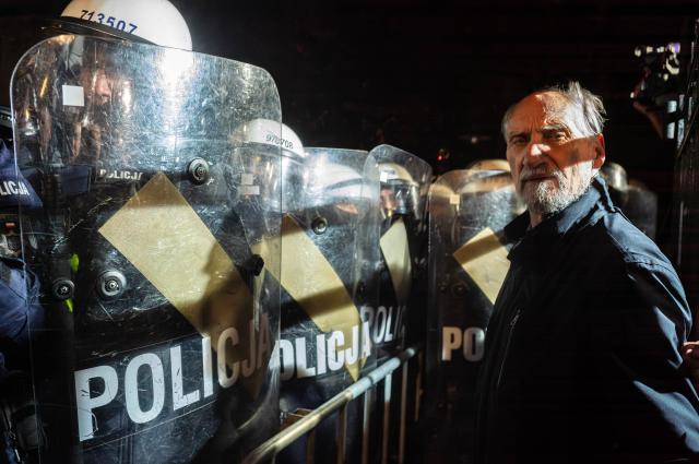 (261031) -- WARSAW, Oct. 31, 2026 (Xinhua) -- Police stand guard outside Poland's Constitutional Tribunal in Warsaw, Poland, Oct. 30, 2026. Protesters clashed with police outside Poland's Constitutional Tribunal in Warsaw on Friday night after the court's president was suspended amid an escalating dispute between Prime Minister Donald Tusk's government and the opposition over control of the judiciary. (Photo by Neil Milton/Xinhua)